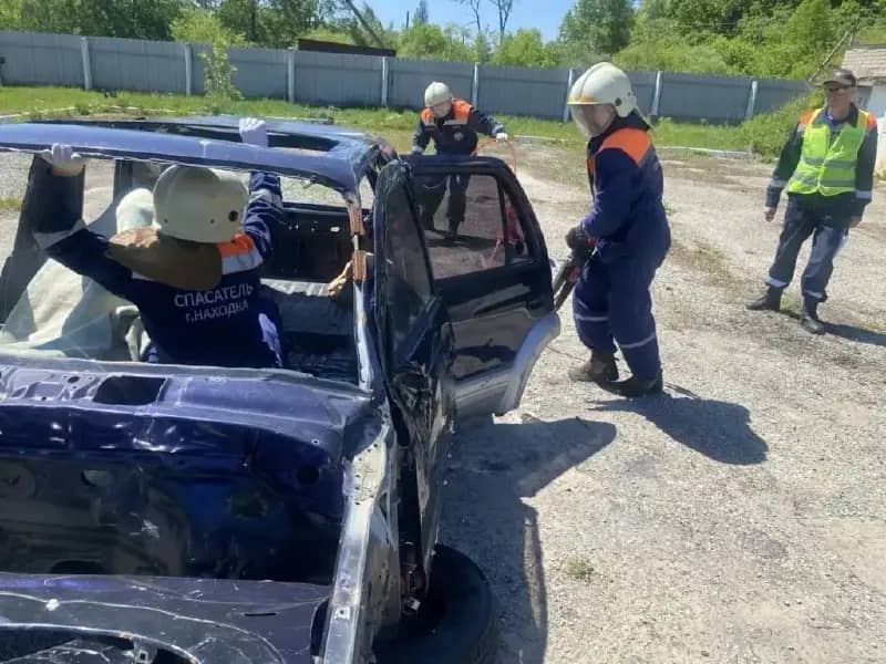 Спасатели Находки отработали ликвидацию ДТП с возгоранием