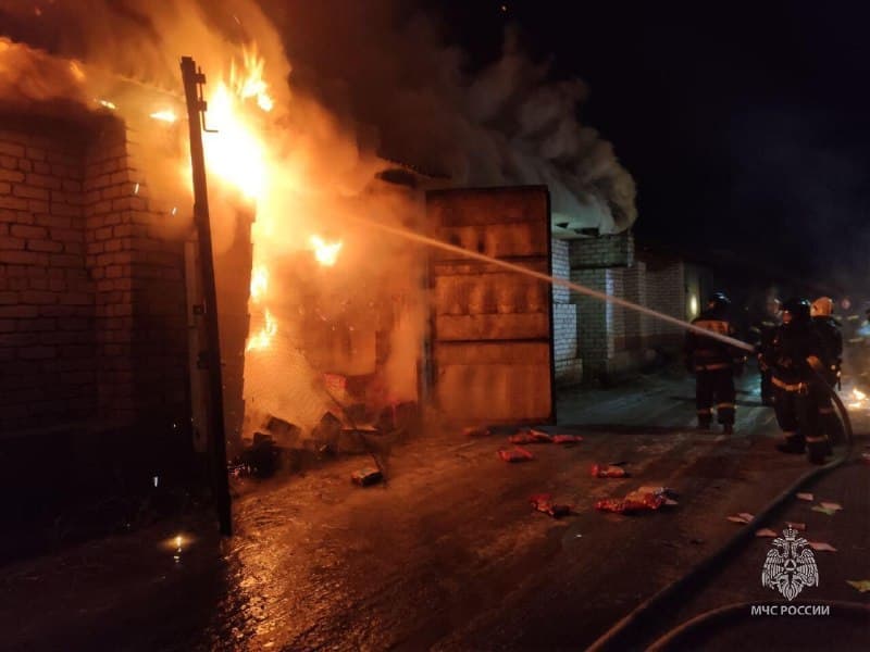 Огнеборцы спасли двух человек на пожаре в Находке