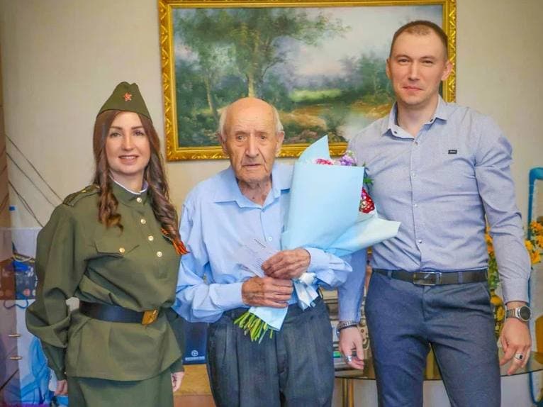Сотрудники АО «Восточный Порт» поздравили ветеранов с Днём Победы — фото 1