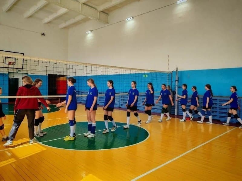 Команда девушек из Находки победила на волейбольном турнире в Фокино — фото 1