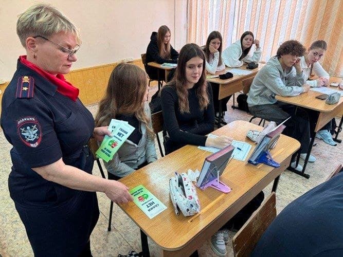 Полицейские провели антинаркотический урок для школьников Находки