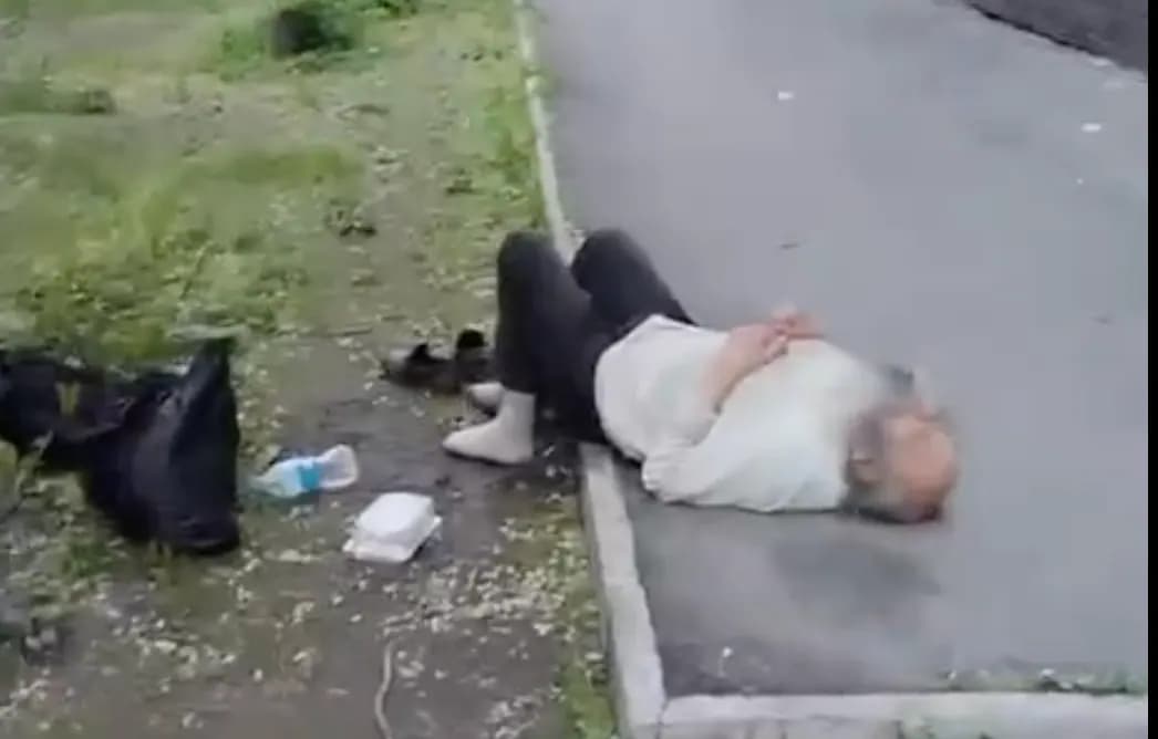 В Находке неизвестные подбросили к жилому дому на улице Арсеньева, 1 неходячего бездомного мужчину