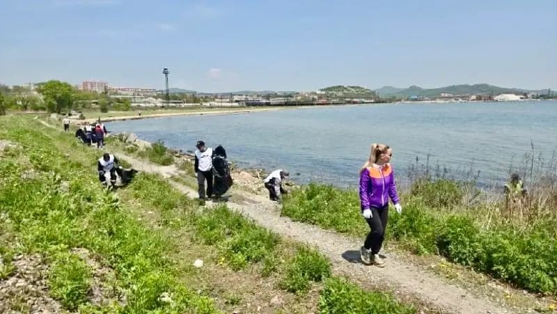 Участники акции «Вода России» очистили берег залива Находка от 13 кубометров мусора — фото 1