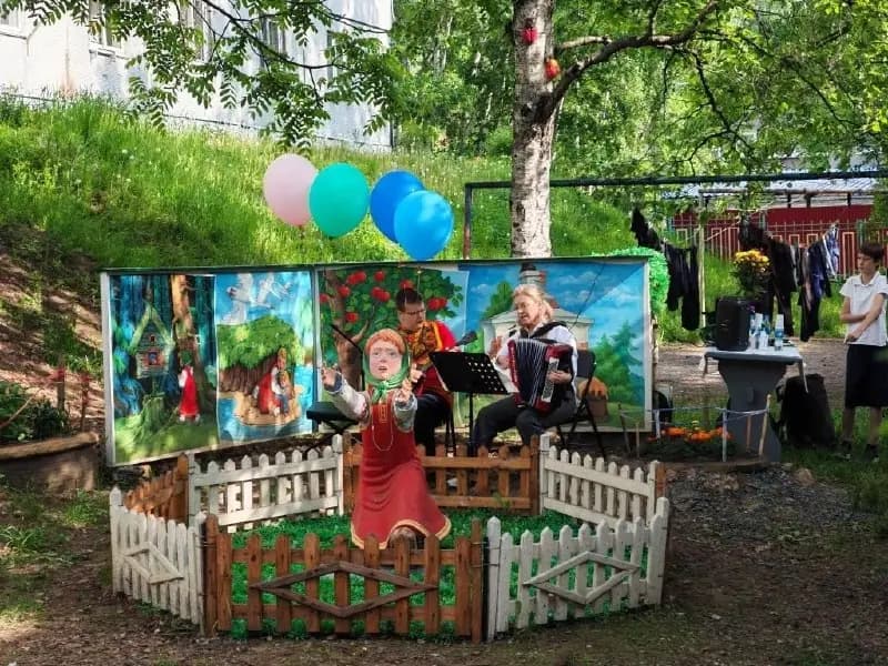 Пенсионер из Находки создал сказочную площадку во дворе на Астафьева — фото 1