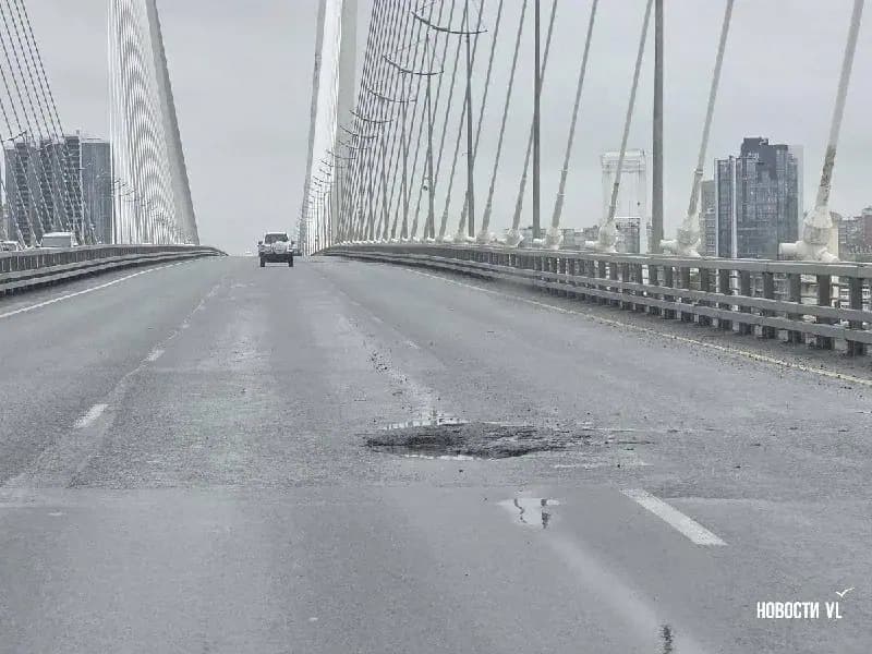 На Золотом мосту во Владивостоке после ливня образовались ямы — фото 1