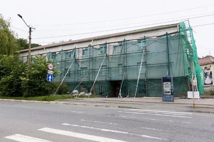 В Находке завершается третий этап капремонта фасада Музейно-выставочного центра — фото 1