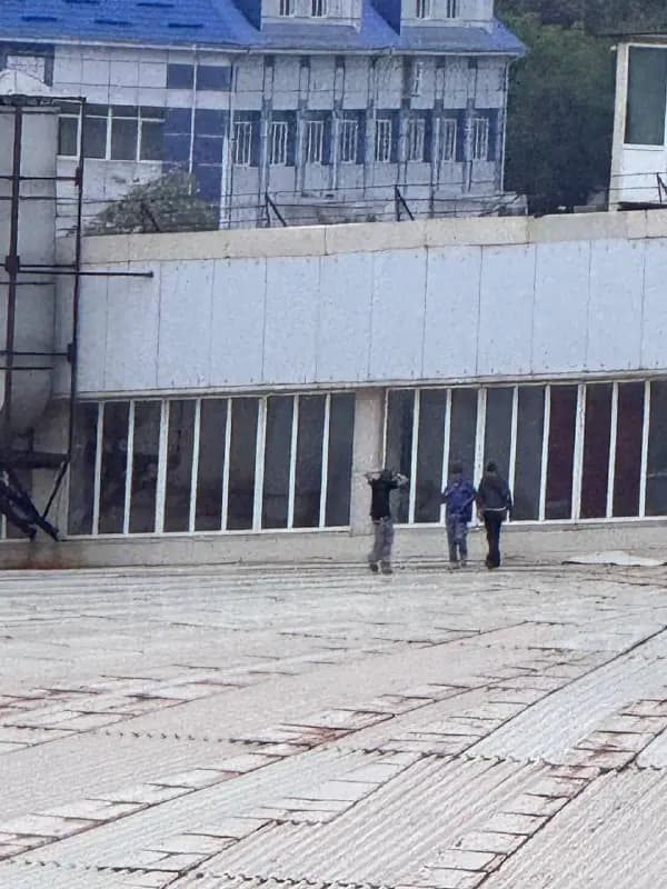 Дети залезли на крышу ТЦ Находка Мега — фото 1