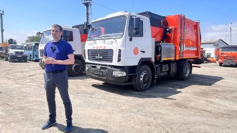 Два новых мусоровоза поступили в Находку для вывоза ТКО — фото 1