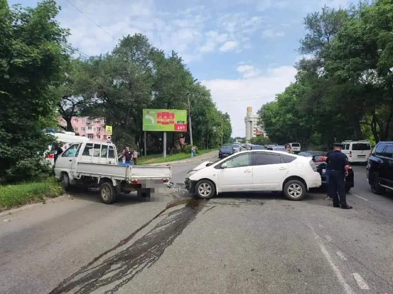 Четыре автомобиля столкнулись в ДТП на улице Нахимовской в Находке — фото 1