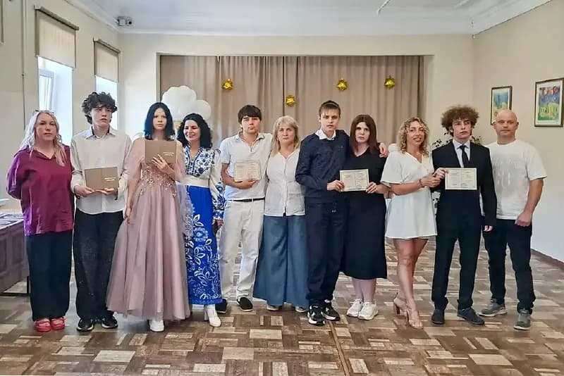 В школах Находки вручили аттестаты выпускникам — фото 1