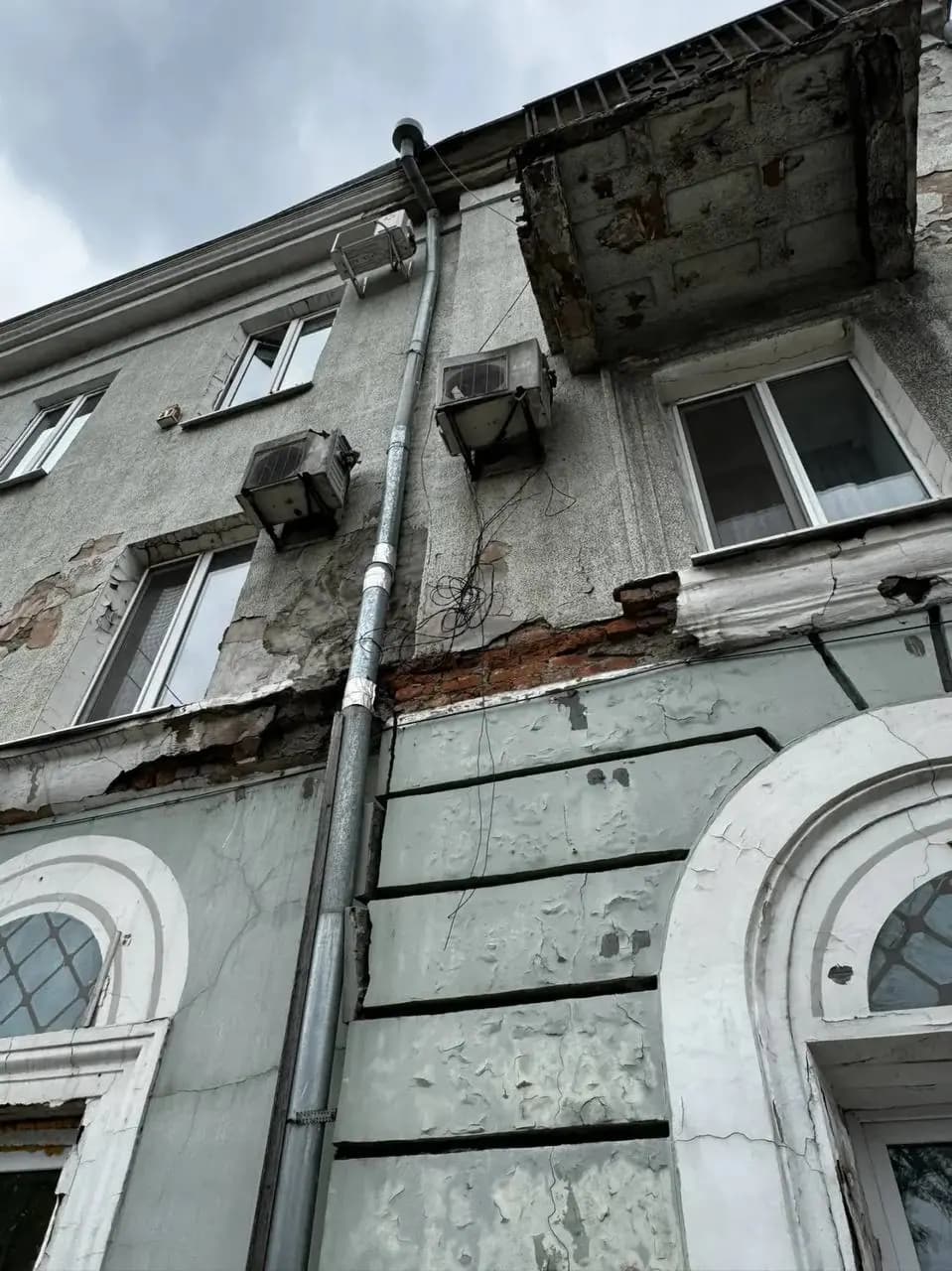 Жители дома № 2 на улице Ленинской жалуются на аварийное состояние крыши — фото 1