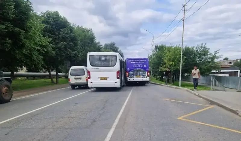 В Артеме столкнулись два пассажирских автобуса — фото 1