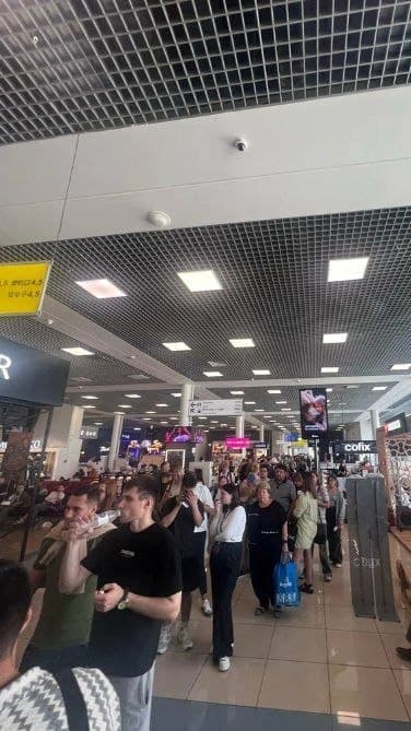 Пассажиры аэропорта Владивостока жалуются на огромные очереди — фото 1