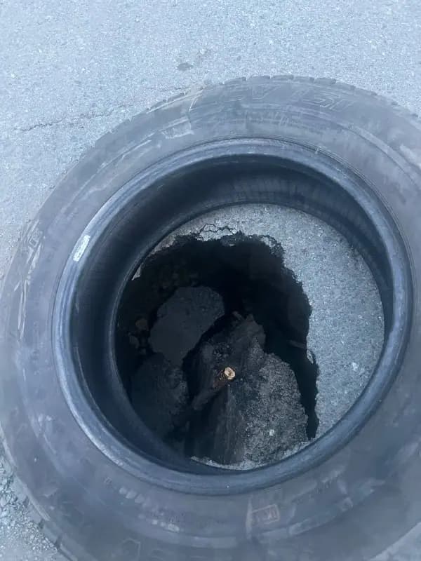 На улице Бокситогорской  образовался глубокая яма  — фото 1
