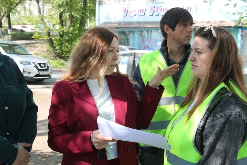 Общественные наблюдатели проверили благоустройство сквера на Заводской в Находке — фото 1