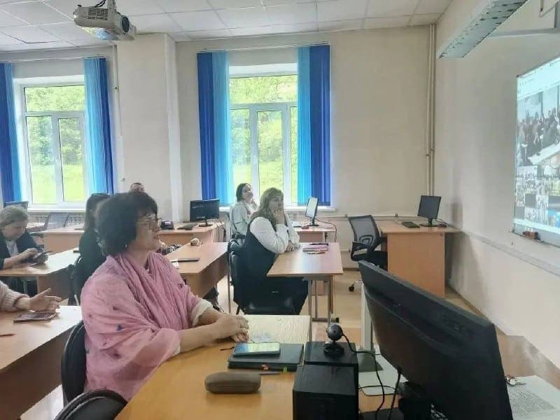 Министр образования Приморья провела горячую линию по ГИА для находкинских выпускников — фото 1
