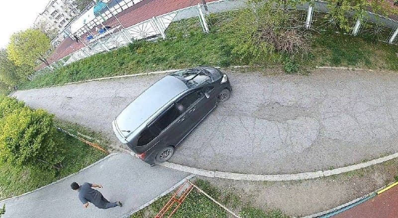 Пешеходная зона у школы №12 в Находке стала проездом для машин — фото 1