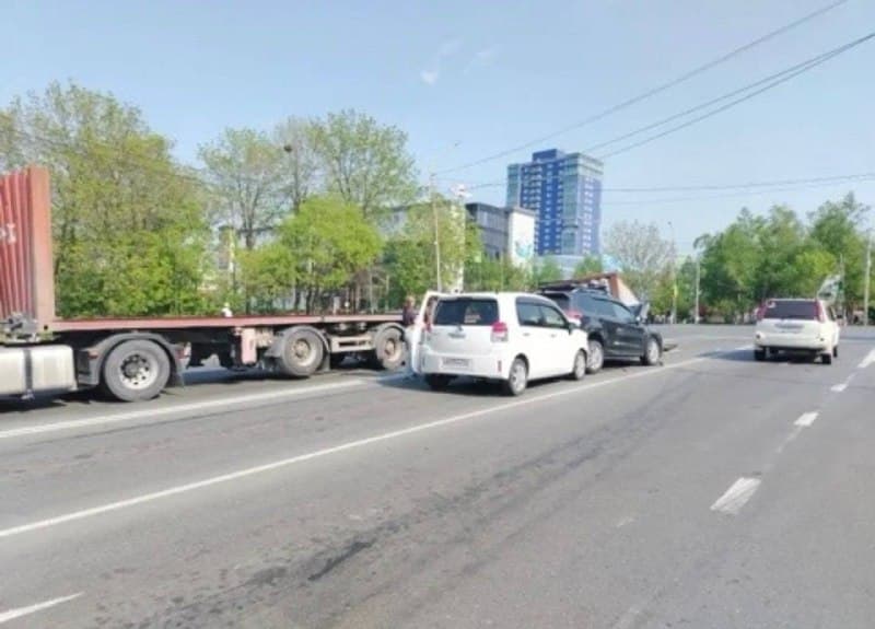 В Артеме грузовик опрокинул контейнер на кроссовер, пострадал ребенок