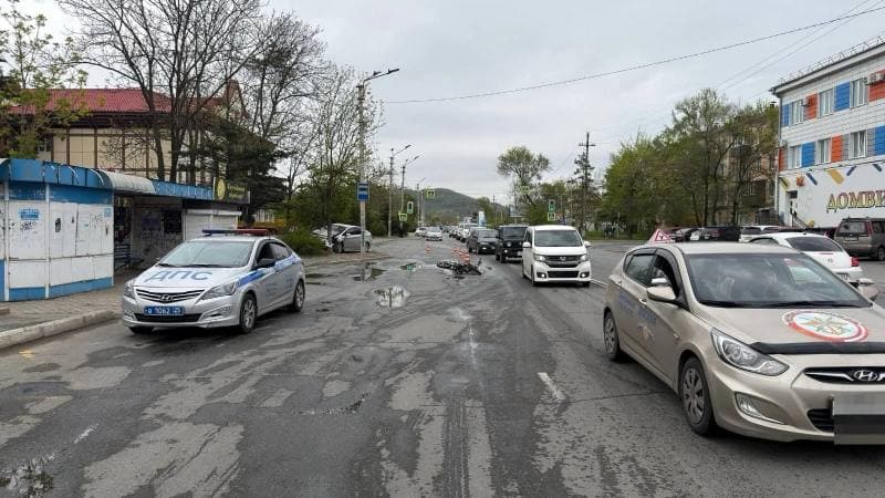 17-летний водитель мотоцикла пострадал в ДТП на Находкинском проспекте