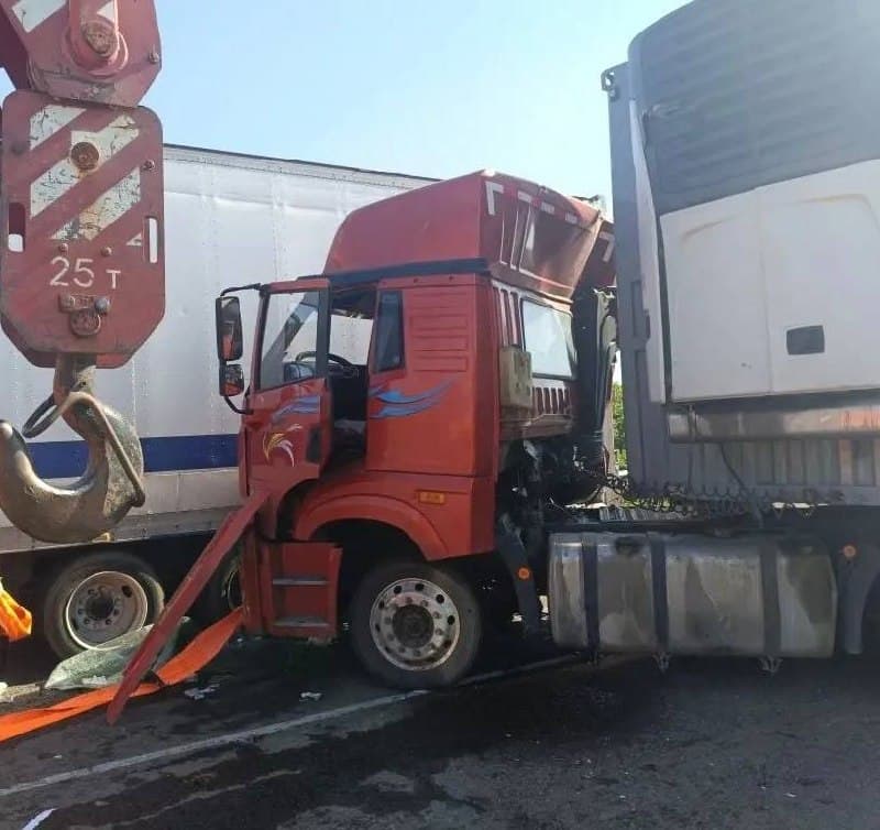 ГИБДД проверяет ДТП с участием FAW Jiefang и Freightliner в Пограничном округе — фото 1