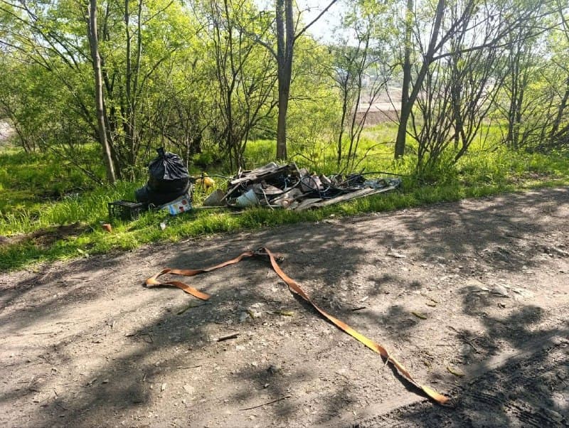 Водитель грузовика вывалил мусор у ручья в Находке — фото 1