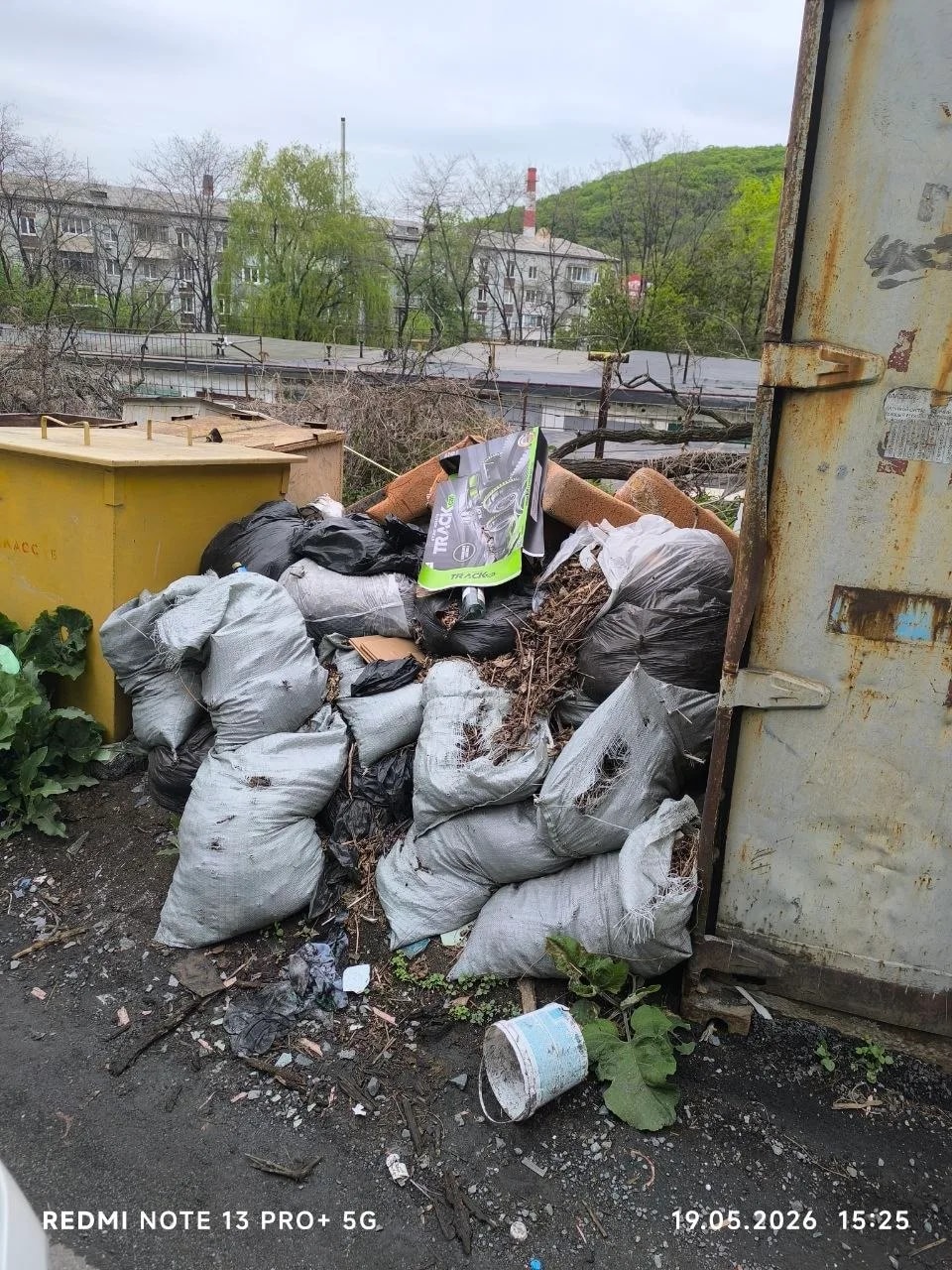 Жители Рабочего переулка в Находке жалуются на мусор во дворе 
