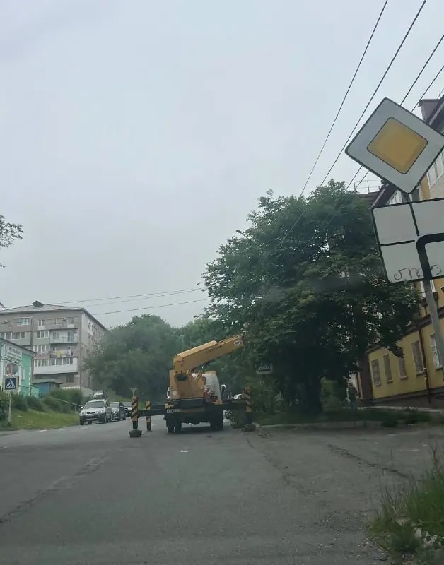 На Гагарина начали убирать опасные провода у дома №17