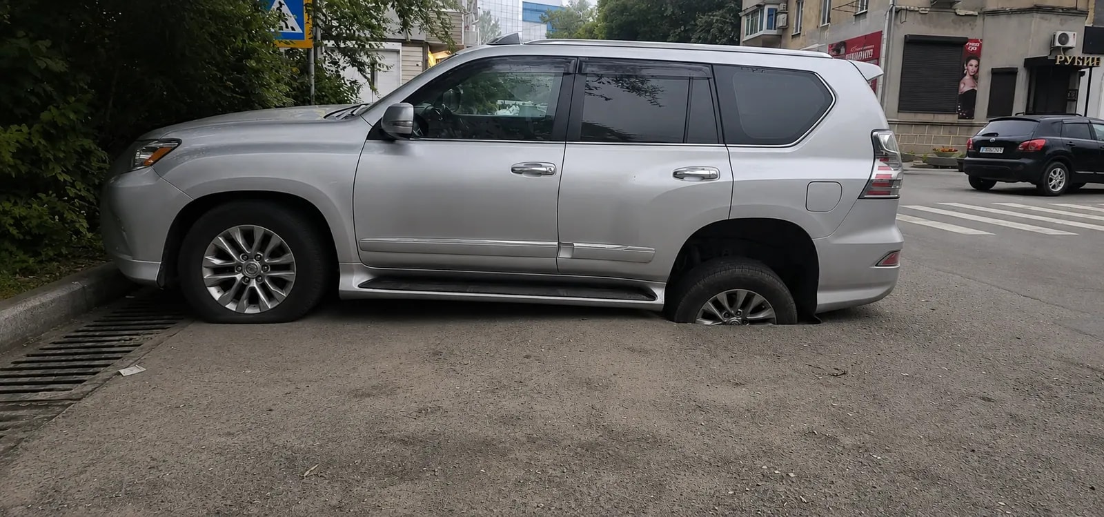 На Ленинской Лексус провалился в дыру в асфальте 