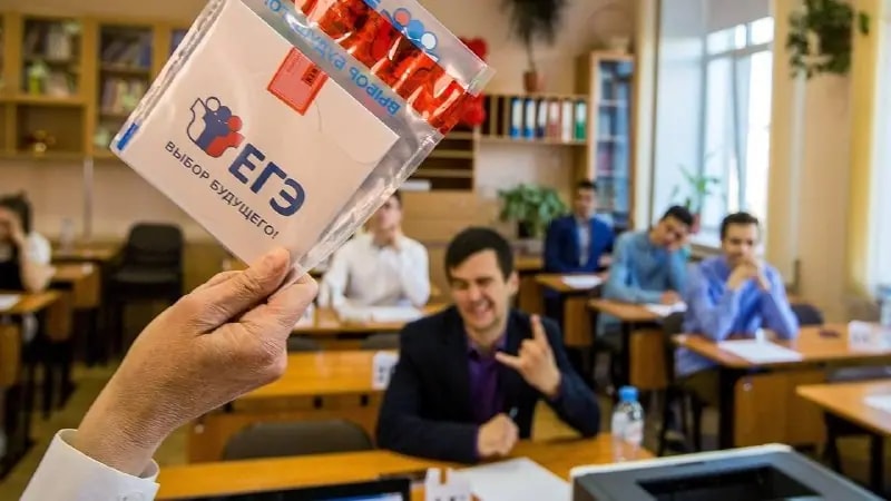Более 2,7 тысяч школьников сдают ЕГЭ по химии, истории и литературе в Приморье