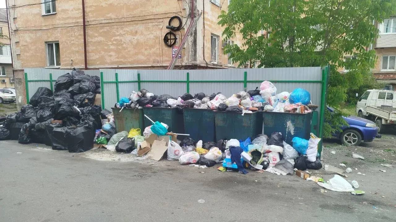 Жители пожаловались в ЦУР состояние мусорной площадки у дома № 106 по Находкинскому пр-ту
