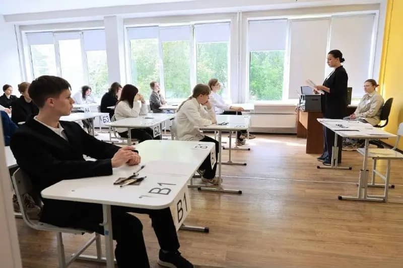 Школьницу с подозрением на инсульт увезли на скорой с ЕГЭ по истории