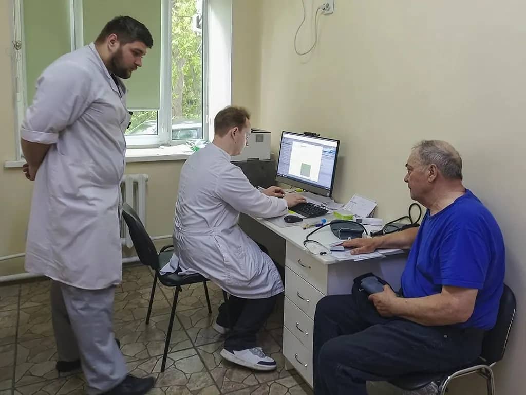 Студенты-целевики медвузов начали работу в больнице Находки