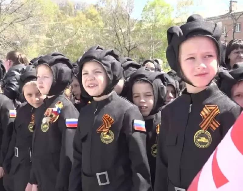 Родители участников парада в Находке получили штрафы за парковку на газоне