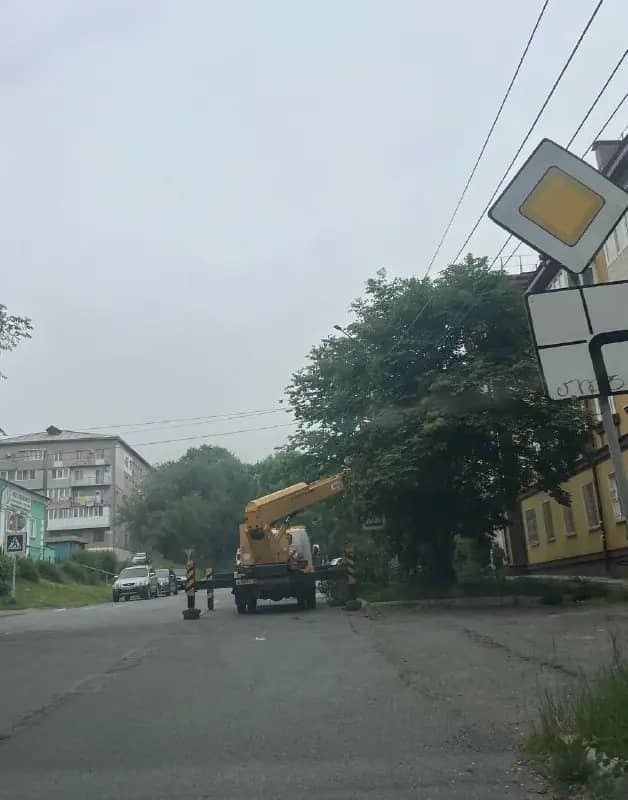 На Гагарина начали убирать опасные провода у дома №17
