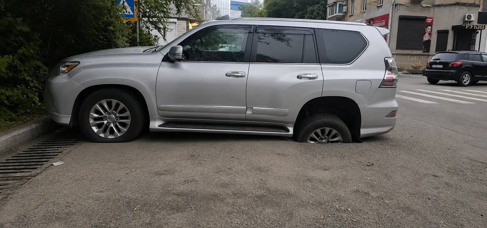 На Ленинской Лексус провалился в дыру в асфальте