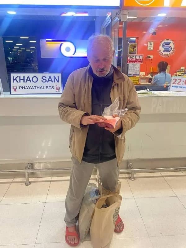 Пенсионер из Уссурийска застрял в аэропорту Бангкока без денег и билета