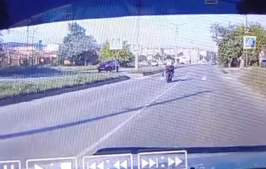 Мотоциклист едва не сбил пешехода в районе Купеческого