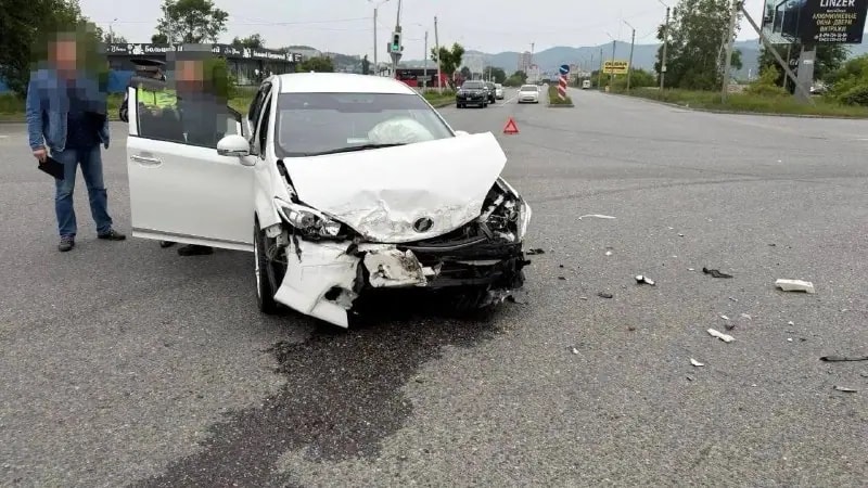 В Находке скорая помощь перевернулась после столкновения с Toyota Wish