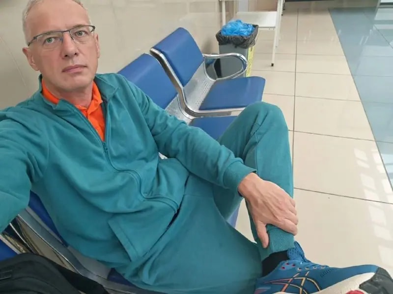 Глава DNS прилетел в Москву в поддельных кроссовках с Ozon