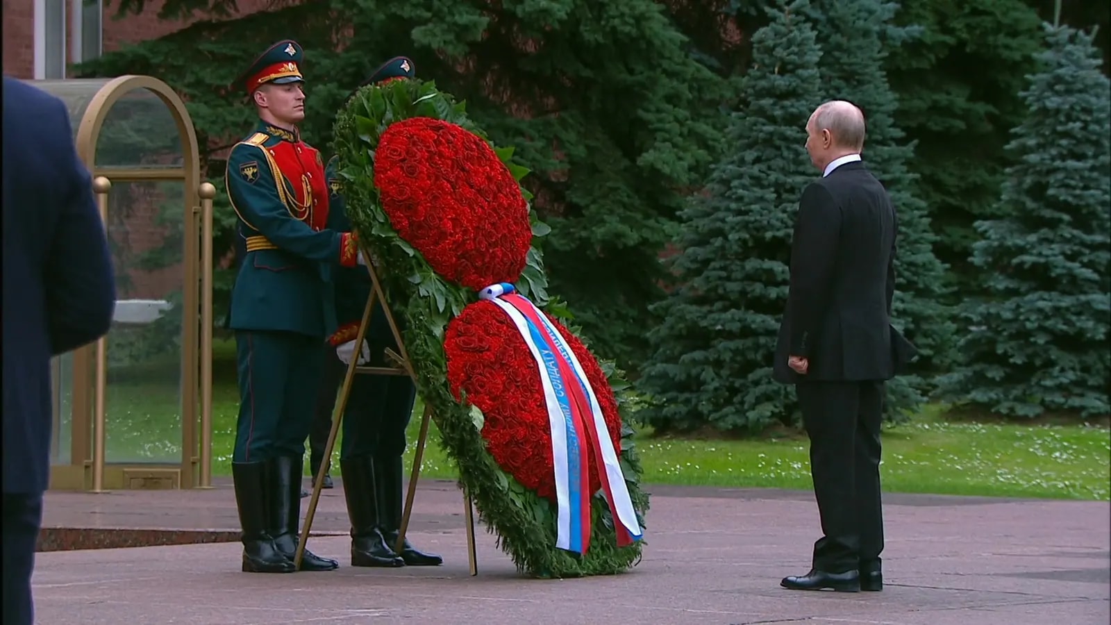 Путин возложил венок к Могиле Неизвестного Солдата в Москве