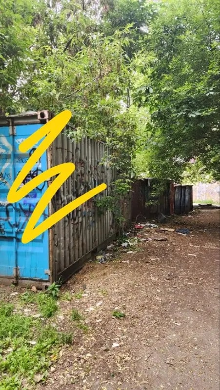 Жители Находки обнаружили выброшенные батарейки за гаражами на Постышева