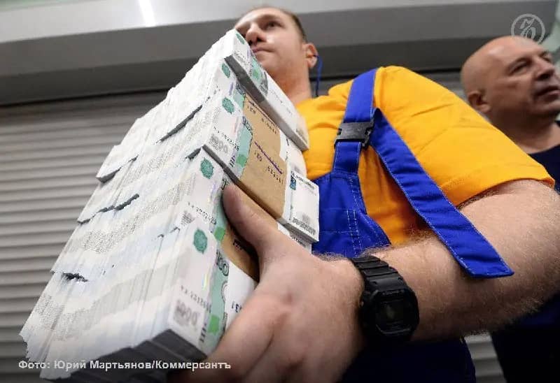 Россияне начали массово забирать деньги из банков