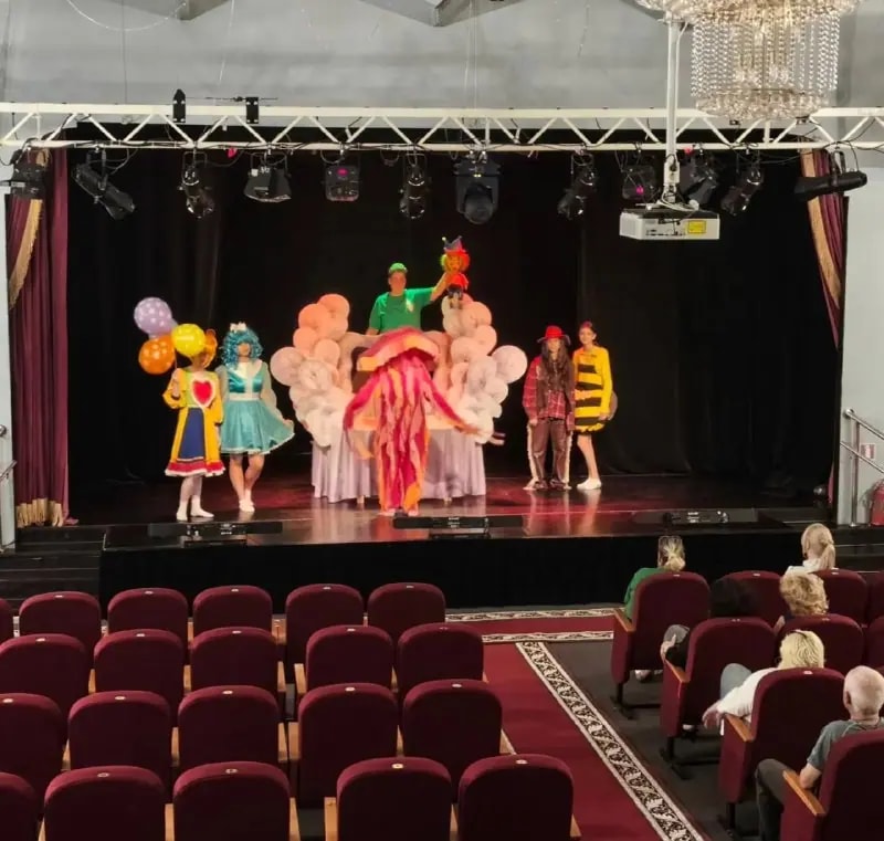 Фонд «Находка» подарил театру кукол новую ковровую дорожку