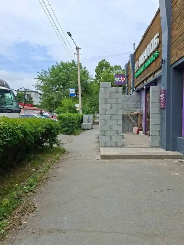 Местные жители раскритиковали пристройку на тротуаре на Постышева, 8