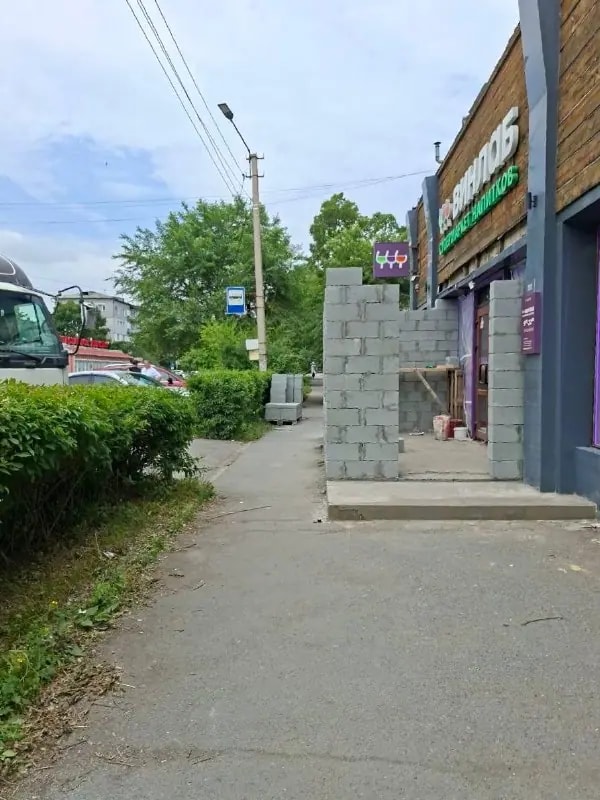 Местные жители раскритиковали пристройку на тротуаре на Постышева, 8