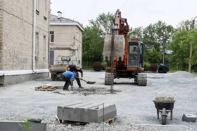 Во дворе школы №5 Находки начали укладку асфальта по программе «Твой проект