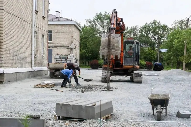 Во дворе школы №5 Находки начали укладку асфальта по программе «Твой проект
