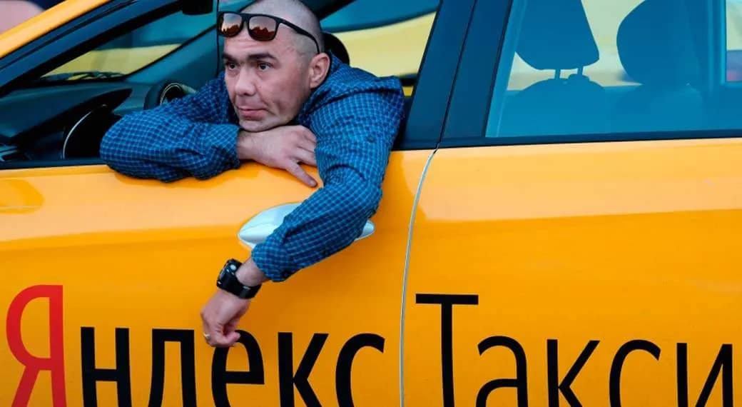 Дефицит бензина сократил число таксистов на линии