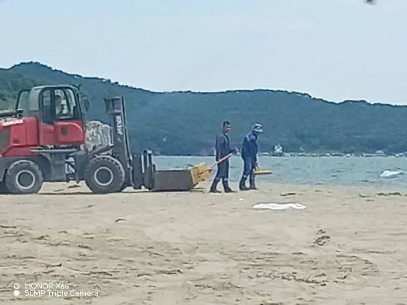 В Находке предприятие вывозит песок с пляжа ТМТ