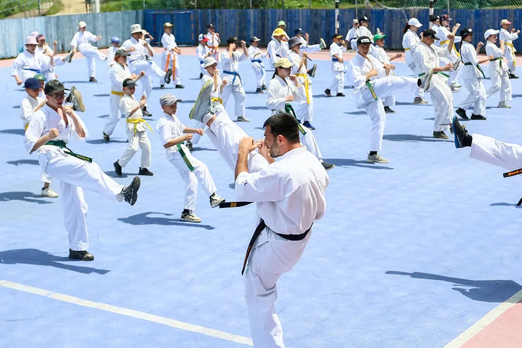 Более 100 юных каратистов участвуют в сборах в лагере «Отрада